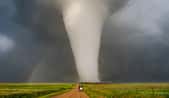 La tornade de Dickens, au Nebraska, paraît fausse tellement sa forme semble parfaite. © X, Jim Tang